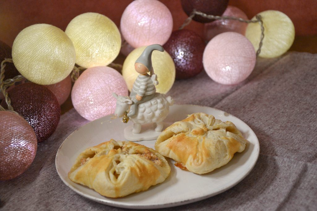 Puff pastries filled with curd and strawberry jam