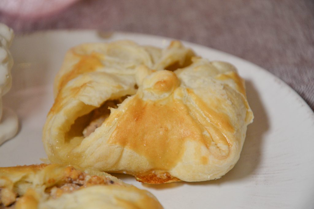 Puff pastries filled with curd and strawberry jam