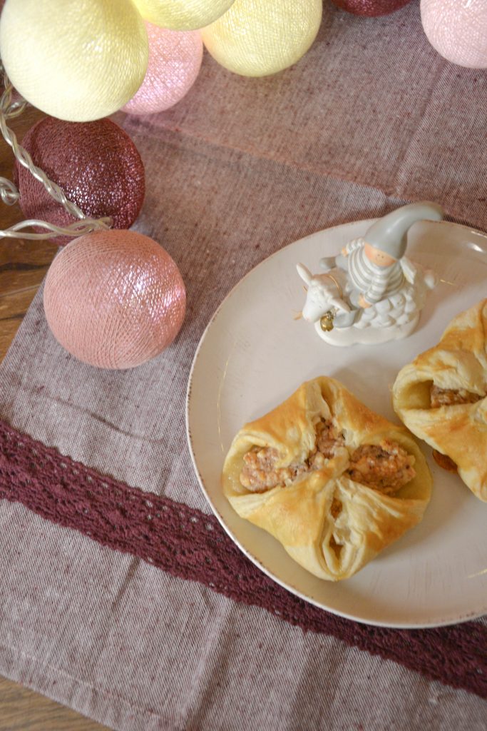 Puff pastries filled with curd and strawberry jam