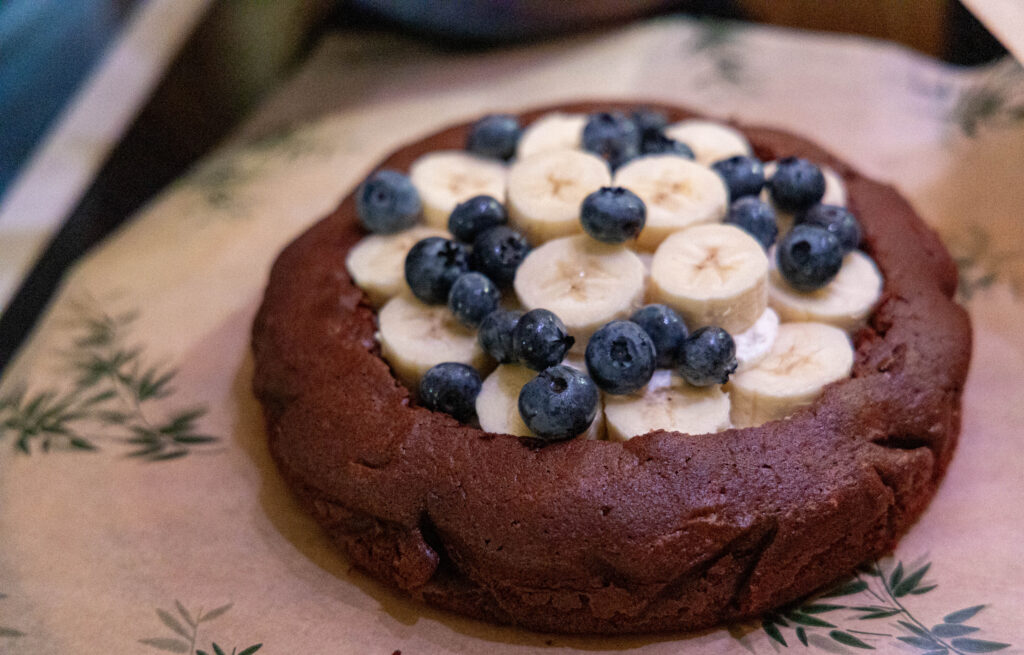 Tortas „Kurmio kalnelis“ su šilauogėmis ir bananais